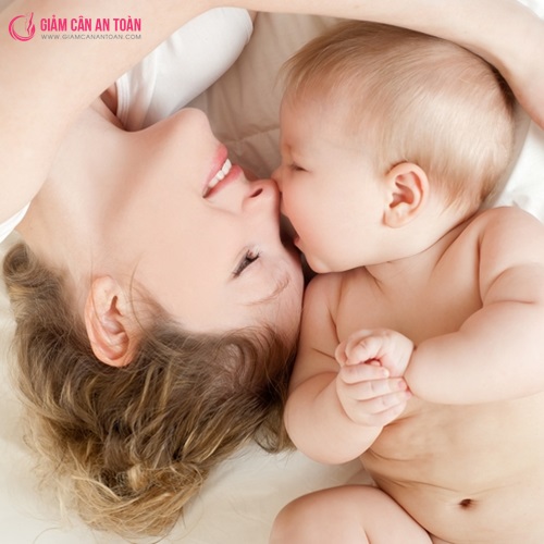 Chia sẻ cách giảm cân sau sinh an toàn cho mẹ và bé trong 3 tháng đầu 